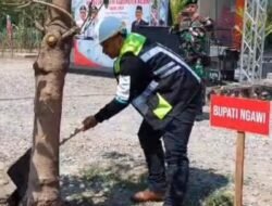 Simbolis , penanaman pohon pule oleh Bupati Ngawi