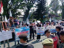 Sejumlah Organisasi Pers Kanupaten  Lahat Lakukan Aksi Unjukrasa Di Depan Kantor DPRD Lahat