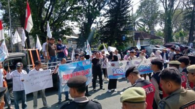 Sejumlah Organisasi Pers Kanupaten  Lahat Lakukan Aksi Unjukrasa Di Depan Kantor DPRD Lahat
