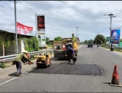 PUPR Tulungagung Melakukan Perbaikan Jalan Yang Berlubang Agar Masyarakat Nyaman Saat Melintas