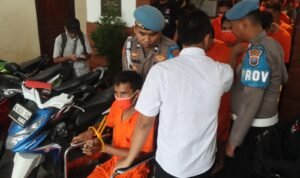 Lempar Bondet dan Ancam Warga dengan Celurit, Pria Pasrepan Diringkus Polisi