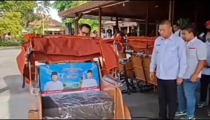 BUPATI TULUNGAGUNG TERIMA BANTUAN UNTUK KESEJAHTERAAN TUKANG BECAK DARI PRESIDEN PRABOWO