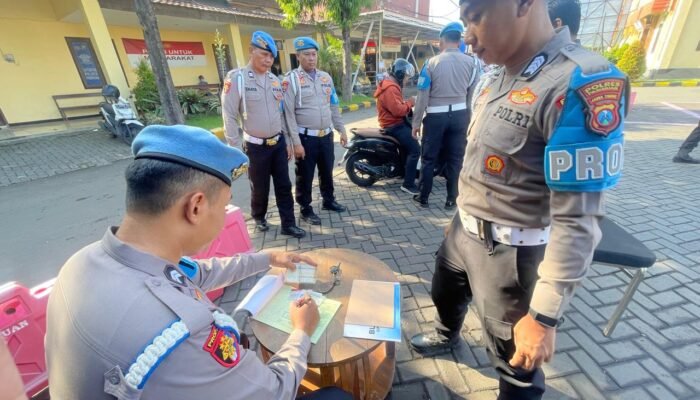 GELAR OPERASI KESELAMATAN PROPAM POLRES PASURUAN LAKSANAKAN GAKTIPLIN TERHADAP ANGGOTA POLRES PASURUAN