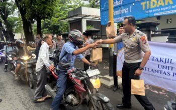 Mengahrab Berkah Ramadan Satlantas Pasuruan Bagi Takjil