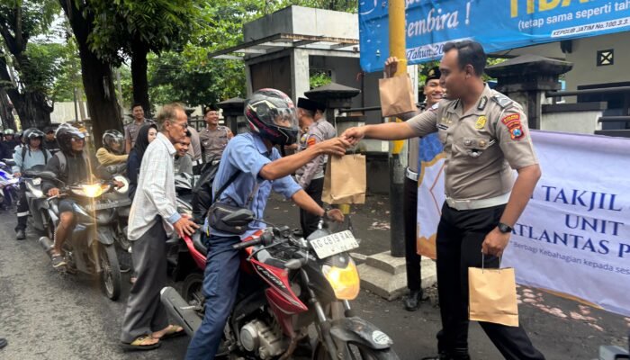 Mengahrab Berkah Ramadan Satlantas Pasuruan Bagi Takjil