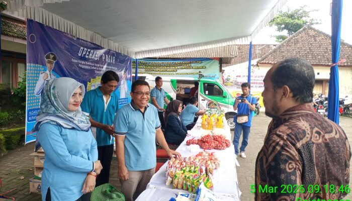 KEPALA DINAS DISPERINDAG TULUNGAGUNG MENGADAKAN KEGIATAN OPERASI PASAR MURAH.