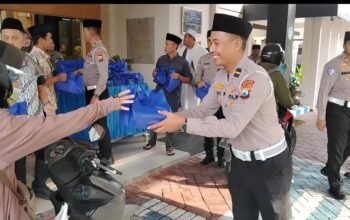 Samsat Surabaya Selatan Berbagi Berkah Ramadhan, Bagikan Takjil dan Santuni Anak Yatim
