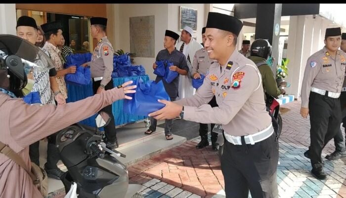 Samsat Surabaya Selatan Berbagi Berkah Ramadhan, Bagikan Takjil dan Santuni Anak Yatim