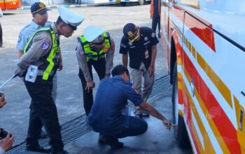 Polres Blitar Kota Laksanakan Ramp Check Dan Tes Urine Sopir Serta Awak Bus Di Terminal Patria