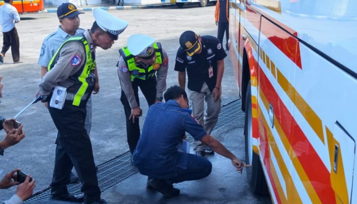Polres Blitar Kota Laksanakan Ramp Check Dan Tes Urine Sopir Serta Awak Bus Di Terminal Patria
