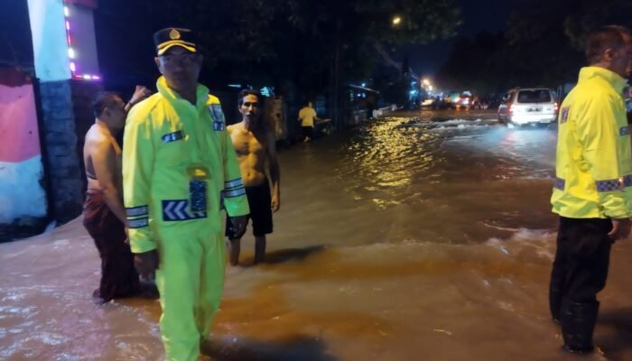 Banjir Melanda 4 Kecamatan Pasuruan Polres Turunkan Tim Siaga Kini Tersisa Genangan Di Winongan Dan Beji