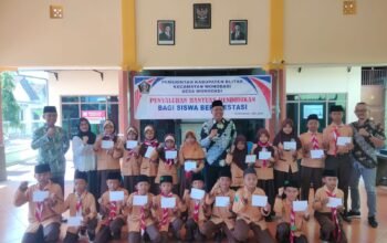 Pemerintah Desa Wonodadi Kecamatan Wonodadi Kabupaten Blitar Salurkan Bantuan untuk Siswa kurang mampu Dan Berprestasi
