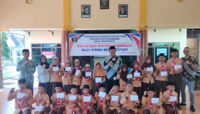Pemerintah Desa Wonodadi Kecamatan Wonodadi Kabupaten Blitar Salurkan Bantuan untuk Siswa kurang mampu Dan Berprestasi