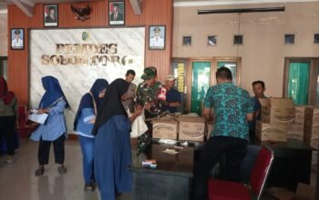 PEMBAGIAN BANTUAN PANGAN SEMBAKO DI DESA SOBONTORO KECAMATAN BOYOLANGU.