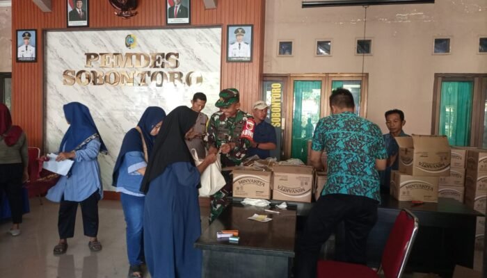 PEMBAGIAN BANTUAN PANGAN SEMBAKO DI DESA SOBONTORO KECAMATAN BOYOLANGU.