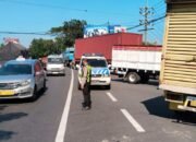 Antrean BBM Mengular, Satlantas Polres Pasuruan Turun Tangan Cegah Kemacetan Di Beji
