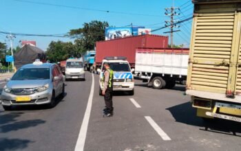 Antrean BBM Mengular, Satlantas Polres Pasuruan Turun Tangan Cegah Kemacetan Di Beji