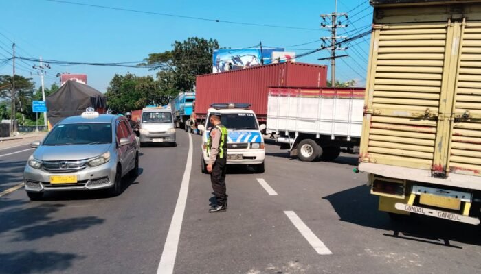 Antrean BBM Mengular, Satlantas Polres Pasuruan Turun Tangan Cegah Kemacetan Di Beji