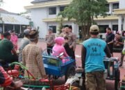 Sambut Hari Bhayangkara ke-80, Polres Nganjuk dan Bhayangkari Salurkan Ratusan Paket Sembako untuk Tukang Becak