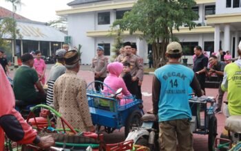 Sambut Hari Bhayangkara ke-80, Polres Nganjuk dan Bhayangkari Salurkan Ratusan Paket Sembako untuk Tukang Becak