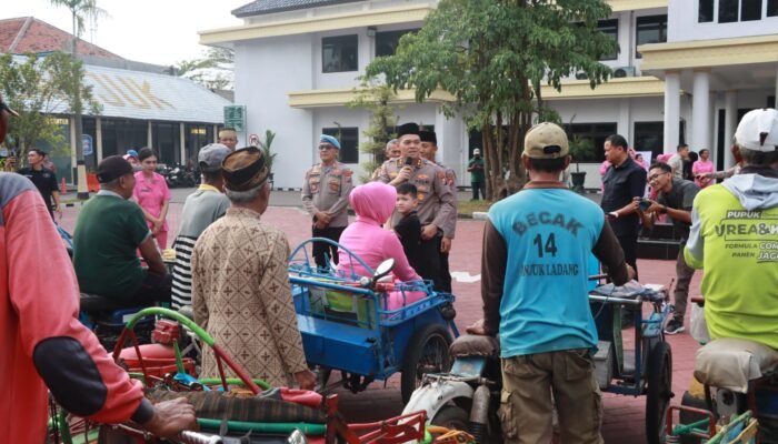 Sambut Hari Bhayangkara ke-80, Polres Nganjuk dan Bhayangkari Salurkan Ratusan Paket Sembako untuk Tukang Becak