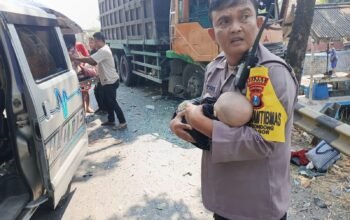 Aksi Heroik Bhabinkamtibmas Polsek Bagor Selamatkan Bayi Korban Kecelakaan Bus di Nganjuk, Tuai Pujian Warganet