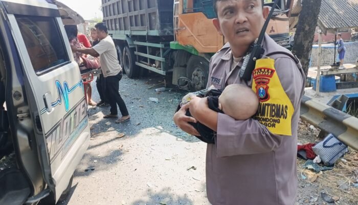Aksi Heroik Bhabinkamtibmas Polsek Bagor Selamatkan Bayi Korban Kecelakaan Bus di Nganjuk, Tuai Pujian Warganet