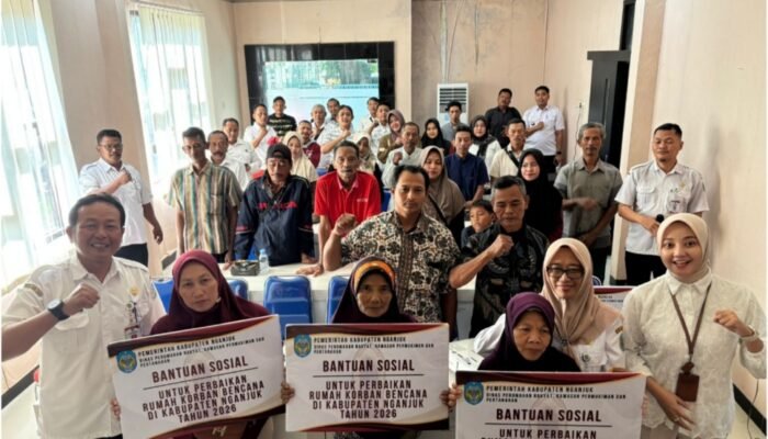 Dinas PRKPP Nganjuk Salurkan Bansos Uang Tunai untuk Percepat Rehabilitasi Rumah Korban Bencana