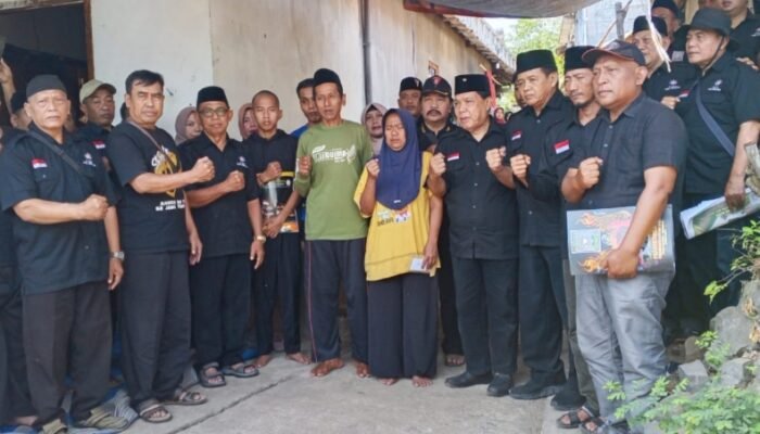 PSHT Peduli Nganjuk Salurkan Bantuan Bedah Rumah dan Santunan untuk Korban Pengeroyokan Sukorejo Loceret