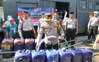 Peringati HUT ke-81 RI, Polres Pasuruan Kota Salurkan Air Bersih untuk Warga Pesisir