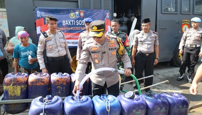 Peringati HUT ke-81 RI, Polres Pasuruan Kota Salurkan Air Bersih untuk Warga Pesisir