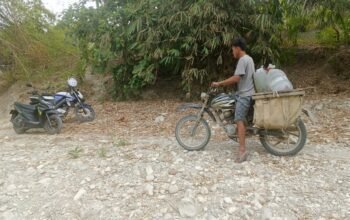 Lalui Medan Terjal Demi Seliter Air,Potret Krisis Air Bersih Warga Lengkong Nganjuk