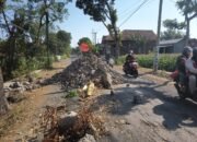 Truk Patah As Telantarkan Tumpukan Tanah di Tengah Jalan Desa Bodor, Pengendara Kecewa
