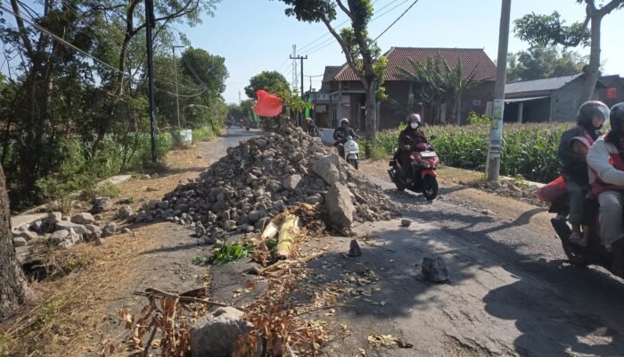 Truk Patah As Telantarkan Tumpukan Tanah di Tengah Jalan Desa Bodor, Pengendara Kecewa