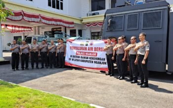 Musim Kemarau Melanda Kecamatan Lengkong, Polres Nganjuk Berangkatkan Bantuan Air Bersih