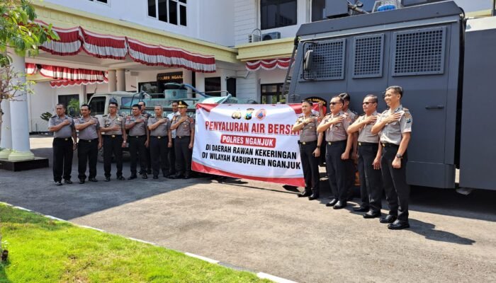 Musim Kemarau Melanda Kecamatan Lengkong, Polres Nganjuk Berangkatkan Bantuan Air Bersih
