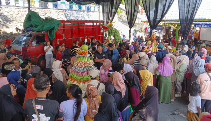 Kirab Gunungan dan Doa Bersama di Makam Syech Suliki Warnai Bersih Desa Wilangan Nganjuk