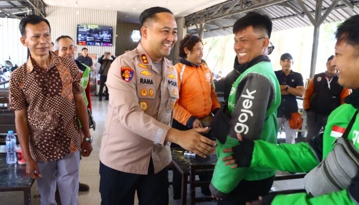 Bangun Sinergi, Kapolres Gresik Gelar Dialog Interaktif dan Bagi Bansos ke Driver Ojol