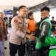 Bangun Sinergi, Kapolres Gresik Gelar Dialog Interaktif dan Bagi Bansos ke Driver Ojol