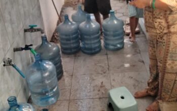 Diyakini Punya Khasiat Menyembuhkan, Air Galon dari Rumah Harto di Sonoageng Diserbu Warga Setiap Hari