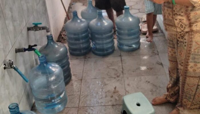Diyakini Punya Khasiat Menyembuhkan, Air Galon dari Rumah Harto di Sonoageng Diserbu Warga Setiap Hari