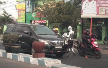 Eksistensi Menjamur, Penertiban Setengah Hati: Manusia Silver Kuasai Persimpangan Tanjunganom, Satpol PP Nganjuk Dipertanyakan