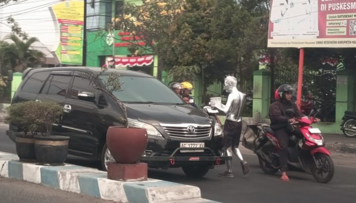 Eksistensi Menjamur, Penertiban Setengah Hati: Manusia Silver Kuasai Persimpangan Tanjunganom, Satpol PP Nganjuk Dipertanyakan