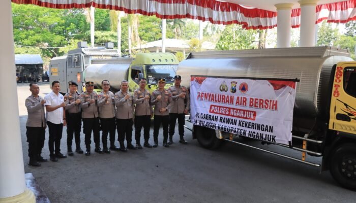 Polres Nganjuk Kerahkan Water Cannon dan Truk Tangki Pasok Puluhan Ribu Liter Air Bersih di Ngetos