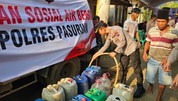 Kapolres Pasuruan Salurkan Bantuan Air Bersih dan Sembako untuk Warga Kedungrej