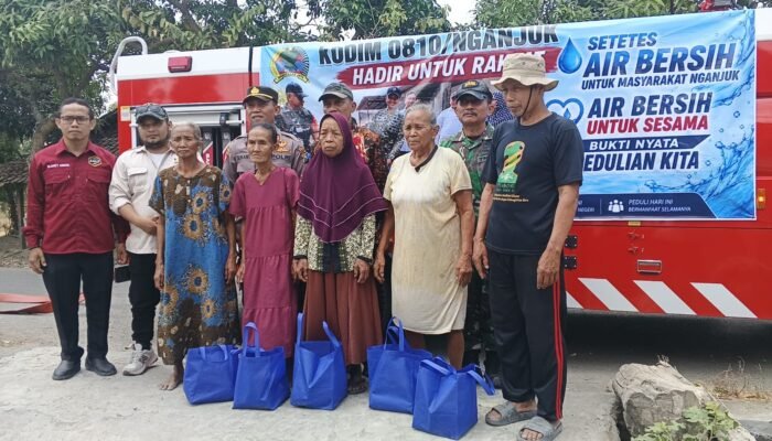 Tanggap Kekeringan di Ngluyu, Kodim 0810 Nganjuk Bersama IJTI dan Kantor Hukum Anang Hartoyo Dropping 20.000 Liter Air