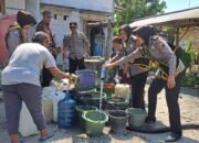 Peringati HUT ke-78 Polwan, Polres Nganjuk Salurkan Air Bersih untuk Warga Ngluyu