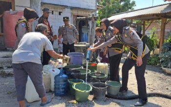 Peringati HUT ke-78 Polwan, Polres Nganjuk Salurkan Air Bersih untuk Warga Ngluyu