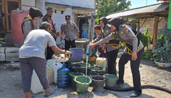 Peringati HUT ke-78 Polwan, Polres Nganjuk Salurkan Air Bersih untuk Warga Ngluyu