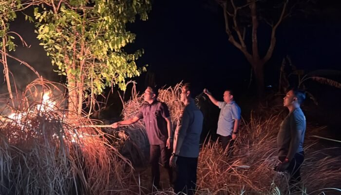 Polres Ngawi dan Tim Gabungan Buat Sekat Bakar dan Dirikan Posko Antisipasi Karhutla Lawu Utara Meluas
